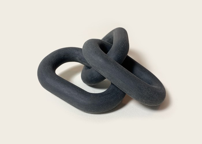 Kusari link — an interlocking chain form in matte algae bioplastic